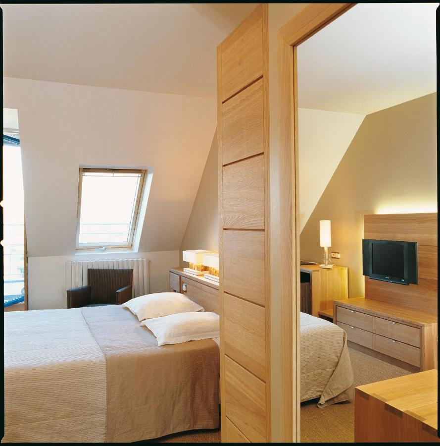 Hostellerie De La Pointe Saint-Mathieu - Spa & Restaurant Plougonvelin Rom bilde